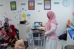 para peserta sedang mengikuti kegiatan yang berlangsung dalam acara Fikes lakukan pelatihan Complementary Therapies and Mom Treatment, di Menara UNAS Ragunan,  pada (17/01/2024)