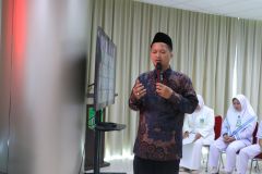 Pembacaan doa dalam kegiatan Ucap Janji Kepaniteraan oleh Imam Sabarul Adzim, S.Pd, M.Ag, di Ruang Seminar Menara 1, Ragunan, Jakarta Selatan, Sabtu, 30 Maret 2024.