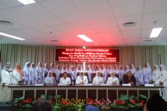 Sesi foto bersama Prodi Pendidikan Profesi Bidan dalam kegiatan Ucap Janji Kepaniteraan 2024, di Ruang Seminar Menara 1, Ragunan, Jakarta Selatan, Sabtu, 30 Maret 2024.