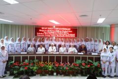 Sesi foto bersama Prodi Pendidikan Profesi Ners dalam kegiatan Ucap Janji Kepaniteraan 2024, di Ruang Seminar Menara 1, Ragunan, Jakarta Selatan, Sabtu, 30 Maret 2024.