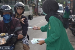 mahasiswa keperawatan saat sedang membagikan masker ke pengguna jalan