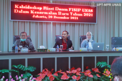 (kiri-kanan) Wakil Rektor Bidang Akademik, Kemahasiswaan dan Alumni Dr. Suryono Efendi, S.E., M.B.A., M.M., Sekretaris Program Studi Administrasi Negara Angga Sulaiman, S.I.P., M.Si., dan Dekan FISIP  Dr. Erna Ermawati Chotim, S.Sos., M.Si. dalam acara Kaleidoskop Riset Sosial-Politik Senin, 20 Desember 2021 di Gedung Menara Unas 1 dan Zoom