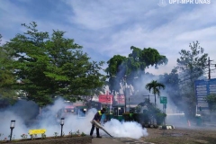 Petugas melakukan fogging di lingkungan universitas nasional sebagai upaya pencegahan demam berdarah pada Sabtu (21/3)