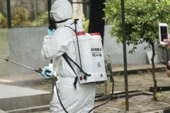 Penyemprotan disinfektan di depan laboratorium kampus 2 Universitas Nasional pada Sabtu (21/3)