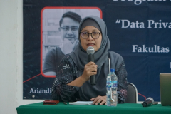 Dosen Ilmu Komunikasi Dwi Kartikawati, M.Si. sedang memberikan sambutannya dalam acara Forum Diskusi Dosen Prodi Ilmu Komunikasi 'Data Privasi dalam Komunikasi Siber' di Ruang Seminar Blok I Lt.3, Kamis, 13 Juli 2023