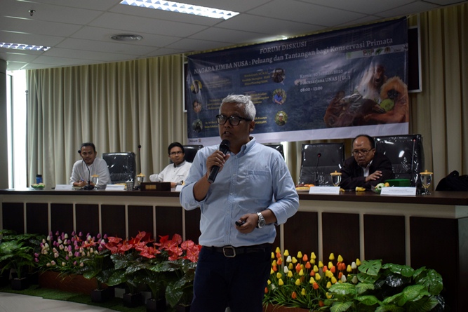 Pemaparan-materi-oleh-Ketua-Forum-Orangutan-Indonesia-FORINA-Dr.-Aldrianto-Priadjati