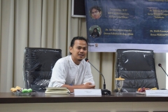 Moderator-Dr.-Didik-Prasetyo-selaku-ketua-Perhimpunan-Ahli-dan-Pemerhati-Primata-Indonesia-sedang-membuka-sesi-diskusi