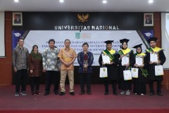 Foto bersama pimpinan fakultas dan prodi dengan para lulusan terbaik FTS