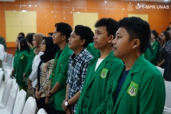 Para peserta Fest Fun 2019 (Festival Film Universitas Nasional 2019) saat menyanyikan Indonesia Raya di Auditorium blok 1 lantai 4 Unas pada Senin, 28 Oktober 2019
