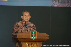 Wakil Rektor I Unas memberikan sambutan dalam acara Meet & Great dan Go Publish Unas Auditorium pada Senin, 20 Maret 2023