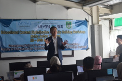 Prof. Kwan Young Kim, Ph.D. sedang menyampaikan sambutannya dalam acara Pelatihan Program Namo Author pada Rabu dan Kamis di Lab. Komputer dan Ruang Aula Seminar Unas Blok I Lantai 4 (23-24/8/2023).
