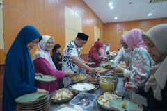Makan siang bersama usai kegiatan Halal Bi Halal Fakultas Biologi dan Pertanian  di Aula Blok I lantai IV UNAS, Senin, (29/04).