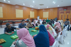 Para dosen dan karyawan dalam kegiatan Halal Bi Halal Fakultas Biologi dan Pertanian di Aula Blok I lantai IV UNAS, Senin, (29/04).