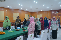 Menyanyikan lagu Indonesia Raya dan Mars UNAS dalam kegiatan Halal Bi Halal Fakultas Biologi dan Pertanian di Aula Blok I lantai IV UNAS, Senin, (29/04).