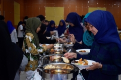 Para mahasiswa saat mengambil hidangan yang telah disediakan setelah acara Halal bi halal selesai dilaksanakan