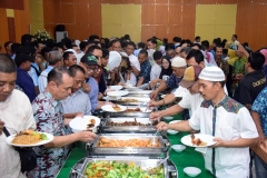 Para staff  UNAS saat mengambil hidangan yang telah disediakan setelah acara Halal bi halal selesai dilaksanakan