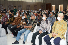 Para penerima satya lencana yang hadir dalam acara Halal bihalal Keluarga Besar Yayasan Memajukan Ilmu dan Kebudayaan, Kamis 12 Mei 2022 di Gedung auditorium Unas