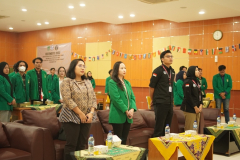 sesi sedang menyanyikan Lagu Indonesia Raya dan Mars Unas  dalam acara HICOMERS 2023, di Ruang Aula Seminar Blok I Lt.4, pada 11 Desember 2023