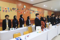 para peserta delegasi sedang menyanyikan lagu Indonesia Raya yang berlangsung  dalam acara Himahi Adakan Model United Nations (MUN) 2023, di Ruang Aula Blok I Lt.4, Kamis, 31 Agustus 2023