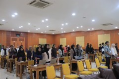 sesi sedang menyanyikan lagu Indonesia Raya dalam acara HIMAKSI Selenggarakan Webinar Perpajakan Serta Workshop Audit UNAF 2023, di Ruang Aula Unas Blok I Lt.4, Rabu, 30 Agustus 2023
