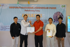 sesi foto bersama sekaligus pemberian sertifikat penghargaan kepada Aberar Guridno, M.A.P.  dalam  acara Himapublik selenggarakan APVENTURE 2023, di Exhibition Room Unas, Kamis 21 Desember 2023