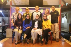 Foto bersama para alumni dan dosen