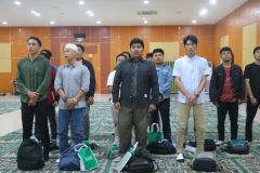 Peserta Ikhwan menyanyikan lagu Indonesia Raya dalam kegiatan Maulid Nabi Muhammad SAW 1445 H di Ruang Aula Blok I Lt.IV, Rabu (25/10).