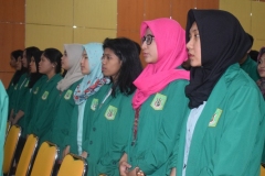 para peserta sedang menyanyikan lagu indonesia raya '