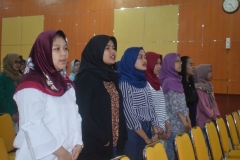 para peserta sedang menyanyikan lagu indonesia raya