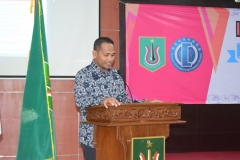 Dekan FH Dr. Ismail Rumadan, S.Ag., M.H saat memberi sambutan