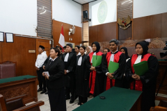 Pembukaan simulasi persidangan oleh delegasi Sol Justicia, di Ruang Sidang Pengadilan Negeri Jakarta Selatan, Jumat (19/08).