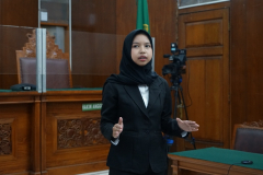 Panitera delegasi Alter Post Fulmina Terror sedang membuka prosesi persidangan,  di Ruang Sidang Pengadilan Negeri Jakarta Selatan, Jumat (19/08).