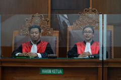 Majelis hakim elegasi Alter Post Fulmina Terror dalam prosesi simulasi persidangan,  di Ruang Sidang Pengadilan Negeri Jakarta Selatan, Jumat (19/08).