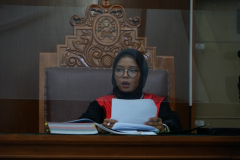 Hakim Anggota delegasi Alter Post Fulmina Terror dalam prosesi simulasi persidangan,  di Ruang Sidang Pengadilan Negeri Jakarta Selatan, Jumat (19/08).