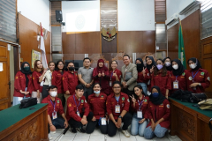 Foto bersama panitia IMCC KPS FH usai berlangsungnya kegiatan, di Ruang Sidang Pengadilan Negeri Jakarta Selatan, Jumat (19/08).