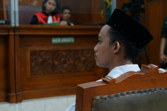 Terdakwa delegasi  Martyapada Dharmadhyaksa dalam simulasi persidangan, di  Ruang Sidang Pengadilan Negeri Jakarta Selatan, Jumat (19/08).