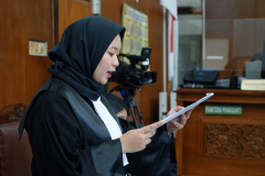 Penuntut umum delegasi Martyapada Dharmadhyaksa dalam prosesi simulasi persidangan,  di Ruang Sidang Pengadilan Negeri Jakarta Selatan, Jumat (19/08).