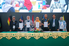 Foto bersama setelah penandatanganan MOA & IA antara FISIP Unas dan University of Malaya, Rabu, 26-10-2022 di Auditorium Unas