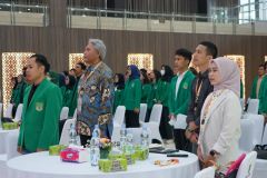 Menyanyikan lagu Indonesia Raya dan Mars Unas dalam pembukaan kegiatan International Conference on Social Politics (ICOSOP) FISIP Unas, di Auditorium Unas, Selasa, 19 Desember 2023.