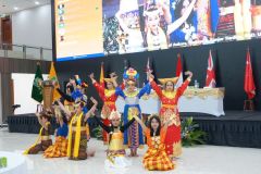 Pentas tari Wonderful Indonesia dari mahasiswa FISIP dalam pembukaan kegiatan International Conference on Social Politics (ICOSOP) FISIP Unas, di Auditorium Unas, Selasa, 19 Desember 2023.