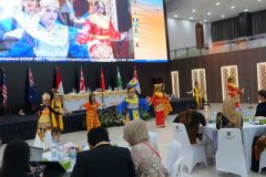Pentas tari Wonderful Indonesia dari mahasiswa FISIP dalam pembukaan kegiatan International Conference on Social Politics (ICOSOP) FISIP Unas, di Auditorium Unas, Selasa, 19 Desember 2023.