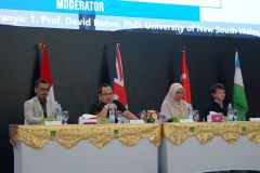 Moderator dan para pembicara dalam sesi diskusi kegiatan International Conference on Social Politics (ICOSOP) FISIP Unas, di Auditorium Unas, Selasa, 19 Desember 2023.