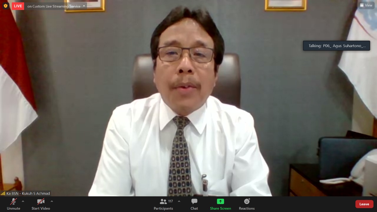 Ketua BSN, Drs. Kukuh S. Achmad, M.Sc., Apt. sedang memberikan sambutannya dalam pembukaan kegiatan International Conference on Standardization and Metrology (ICONSTAM) 2021  yang dihelat secara virtual, pada Kamis, 21  Oktober 2021.