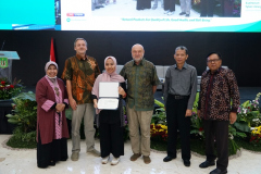 Foto bersama setelah penyerahan sertifikat kepada Alvira Noer Effendi, S.Si. di Gedung Auditorium Universitas Nasional, Rabu, 6 Juni 2022