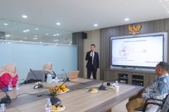 Manager of Tourism Uzbekistan, Turdiev Sanjar Komilovich, Ph.D  sedang mempresentasikan materinya dalam kegiatan International Public Lecture, di Ruang Meeting Cyber, Jumat (21/07)