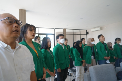 Menyanyikan lagu Indonesia Raya dalam pembukaan kegiatan