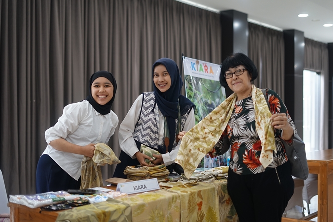 Kunjungan tamu undangan ke booth Yayasan Kiera Indonesia