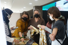 Para tamu undangan sedang mengunjungi stand Yayasan Kiara Indonesia dalam kegiatan International Symposium Women and Primatology Fakultas Biologi Unas Bekerja Sama dengan PRP dan CSERM di Auditorium Cyber Library Unas.