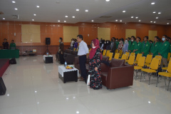 Menyanyikan lagu Indonesia Raya dalam pembukaan kegiatan public lecture