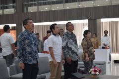 Menyanyikan lagu Indonesia Raya dan Mars Universitas Nasional dalam kegiatan Bimbingan Teknis Renstra MBKM 2024 oleh LLDIKTI WILAYAH III di Auditorium Cyber UNAS, Senin, 4 Maret 2024.